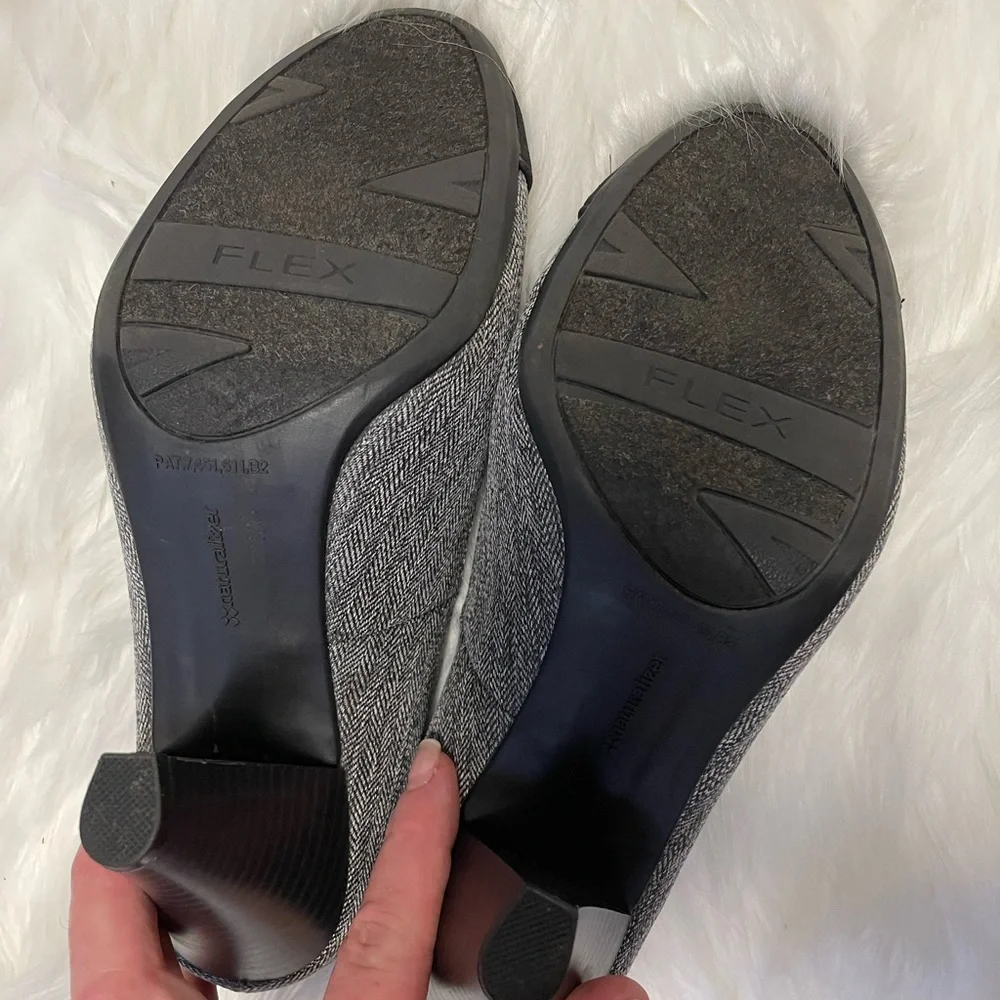 Naturalizer Butler-N Two Toned Black Material Heels, size 8W - Picture 6 of 6